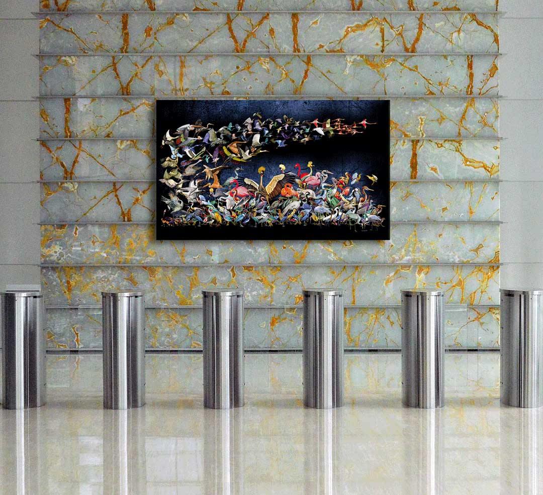 gemalte Kraniche und Reiher fliegen in einer eleganten Wolke davon, querformat, farbig, an gemusterte Wand hängend