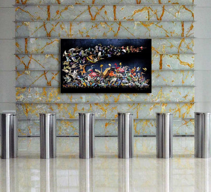 gemalte Kraniche und Reiher fliegen in einer eleganten Wolke davon, querformat, farbig, an gemusterte Wand hängend