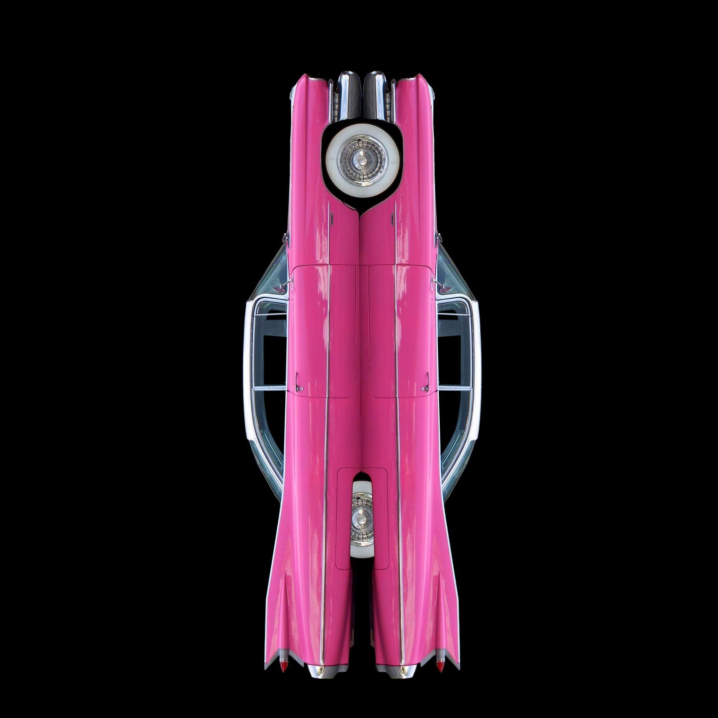 Ein legendärer Heckflossen Cadillac in Pink, gespiegelt vor schwarzem Hintergrund, Format quadratisch, nach  oben gedreht