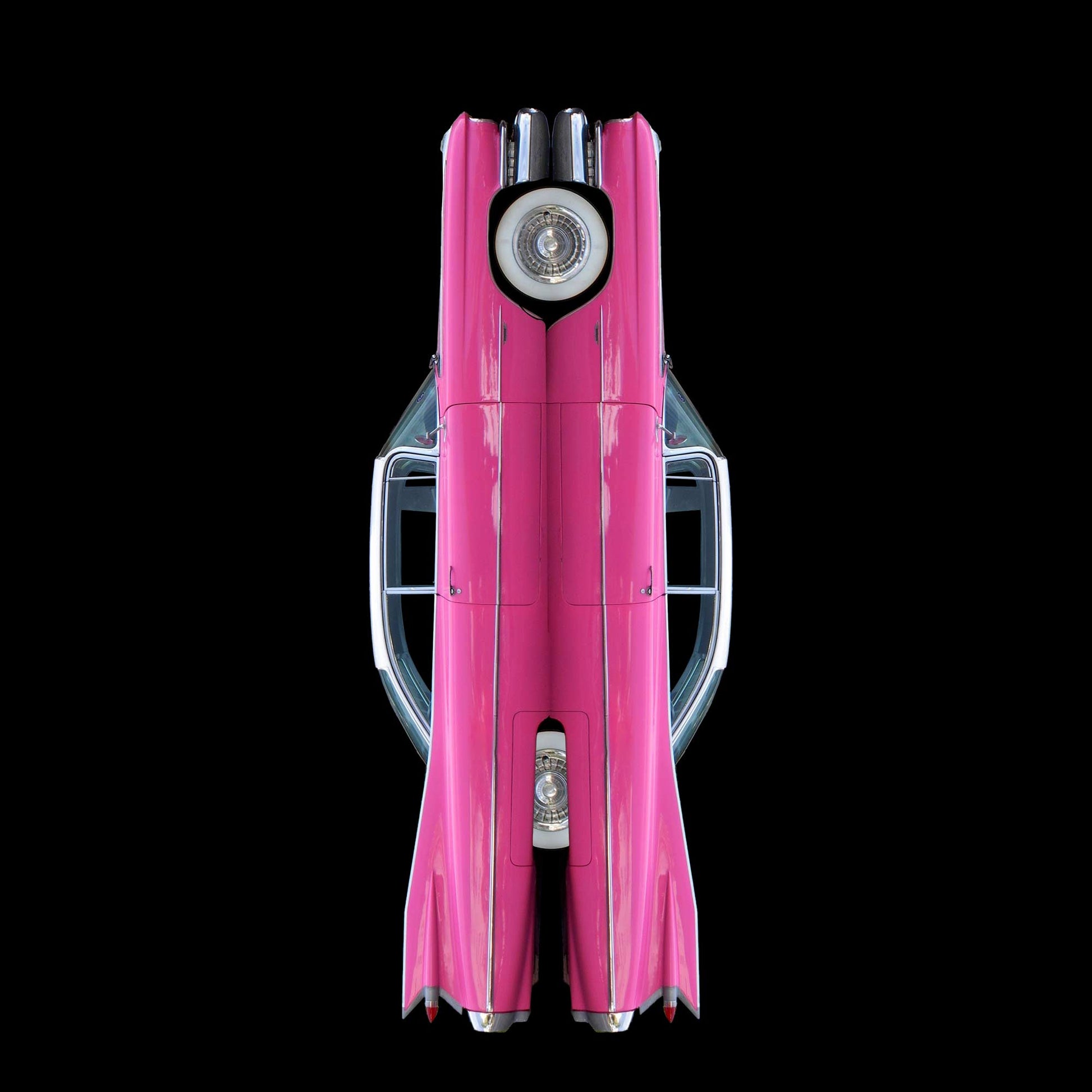 Ein legendärer Heckflossen Cadillac in Pink, gespiegelt vor schwarzem Hintergrund, Format quadratisch, nach  oben gedreht