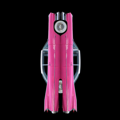 Ein legendärer Heckflossen Cadillac in Pink, gespiegelt vor schwarzem Hintergrund, Format quadratisch, nach  oben gedreht