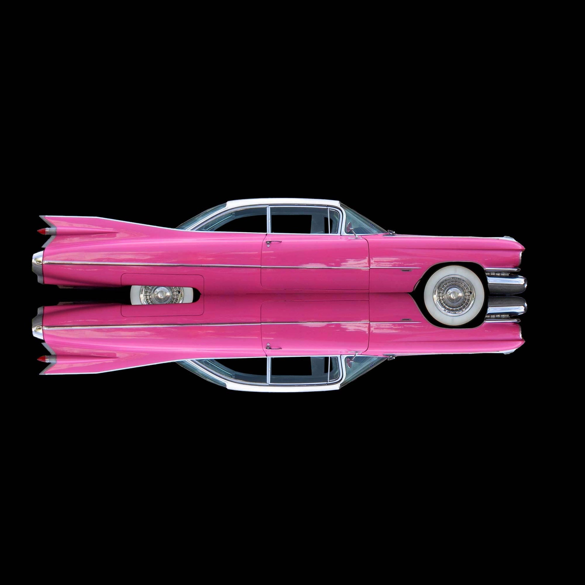 Ein legendärer Heckflossen Cadillac in Pink, gespiegelt vor schwarzem Hintergrund, Format quadratisch, nach rechts gedreht