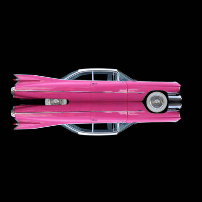 Ein legendärer Heckflossen Cadillac in Pink, gespiegelt vor schwarzem Hintergrund, Format quadratisch, nach rechts gedreht