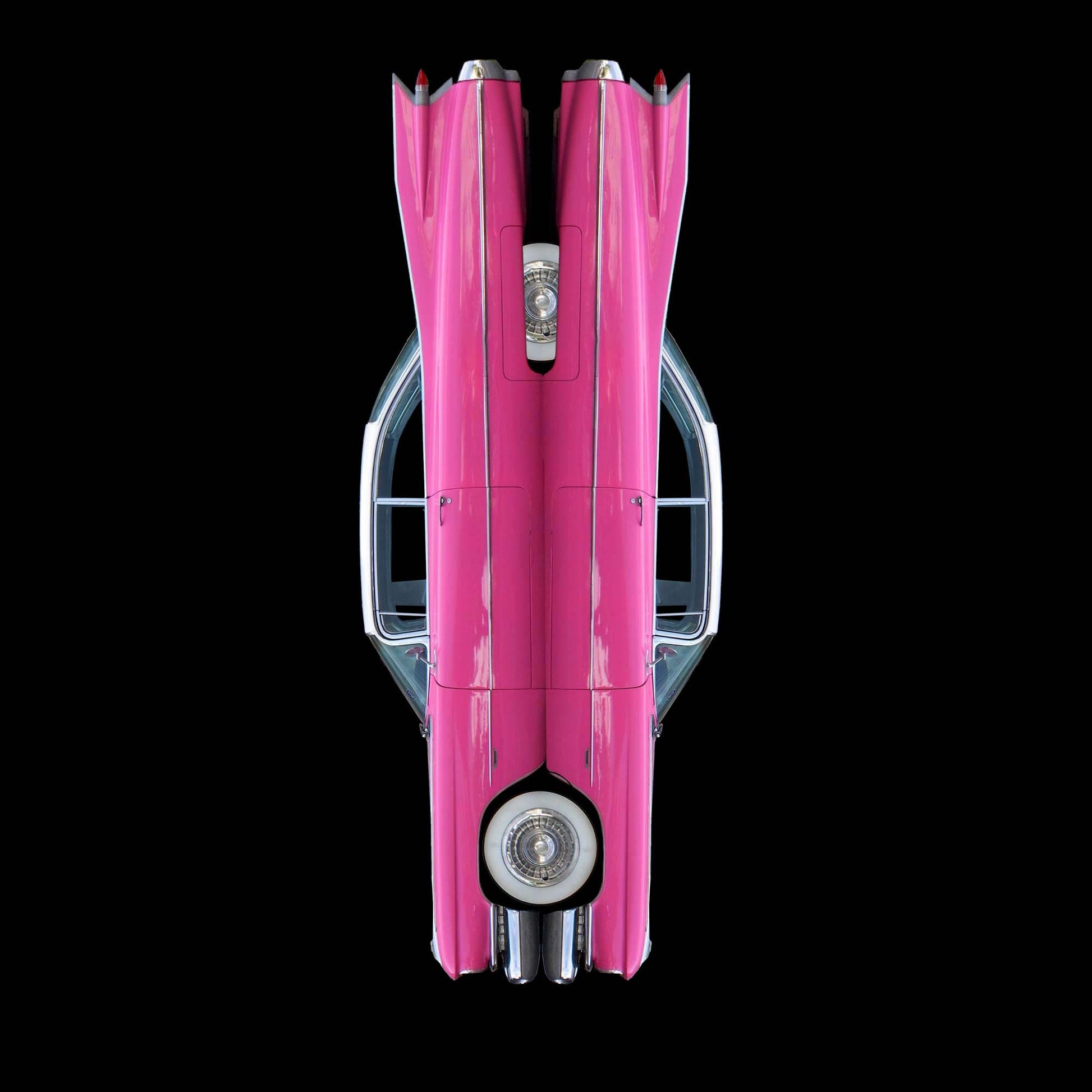 Ein legendärer Heckflossen Cadillac in Pink, gespiegelt vor schwarzem Hintergrund, Format quadratisch, nach unten gedreht