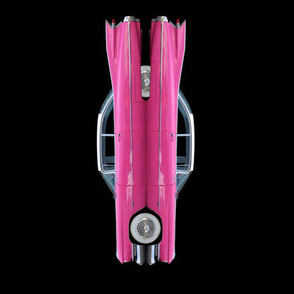 Ein legendärer Heckflossen Cadillac in Pink, gespiegelt vor schwarzem Hintergrund, Format quadratisch, nach unten gedreht