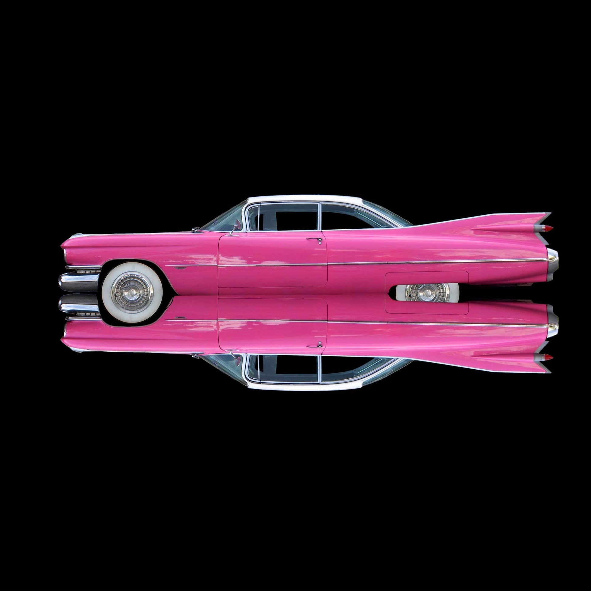 Ein legendärer Heckflossen Cadillac in Pink, gespiegelt vor schwarzem Hintergrund, Format quadratisch, nach links gedreht