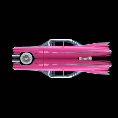 Ein legendärer Heckflossen Cadillac in Pink, gespiegelt vor schwarzem Hintergrund, Format quadratisch, nach links gedreht