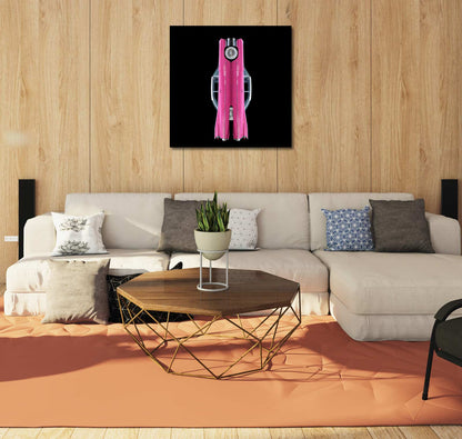 Ein legendärer Heckflossen Cadillac in Pink, gespiegelt vor schwarzem Hintergrund, Format quadratisch, an brauner Holzwand mit hellem Sofa hängend