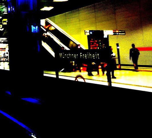 abstrahiert stadtansicht münchen einer U-Bahn station, querformat, fotografie, detailaufnahme