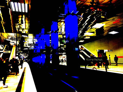 abstrahiert stadtansicht münchen einer U-Bahn station, querformat, fotografie