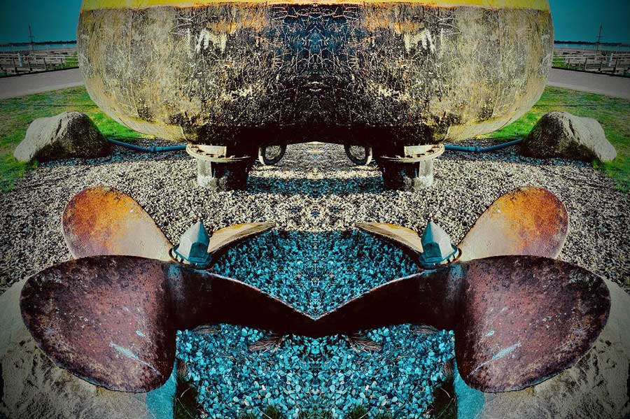 gespiegeltes foto einer schiffsschraube, abstrahiert, querformat