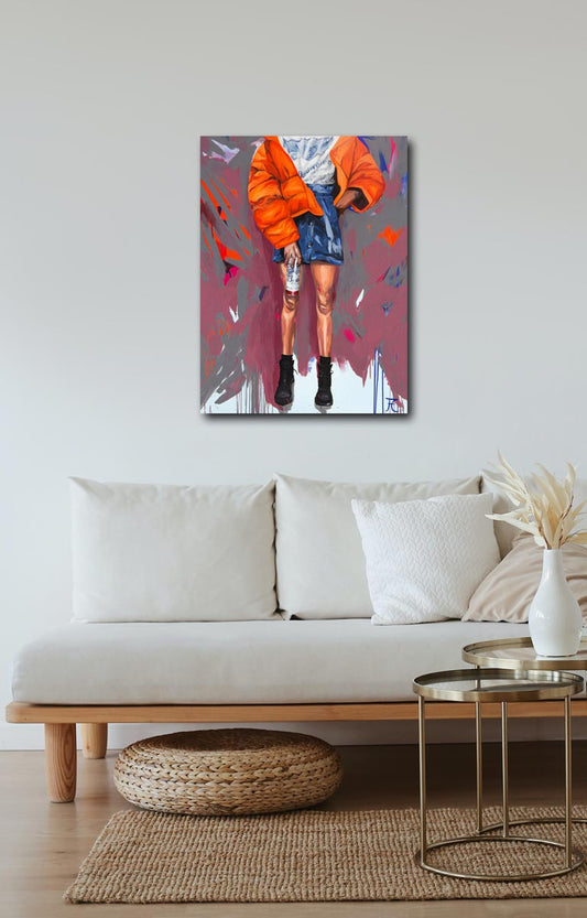 Fineart Print eines Gemäldes, Frau mit organener Jacke und Bierdose in der Hand vor abstraktem Hintergrund, an einer hellen Wand hängend mit weißem Sofa