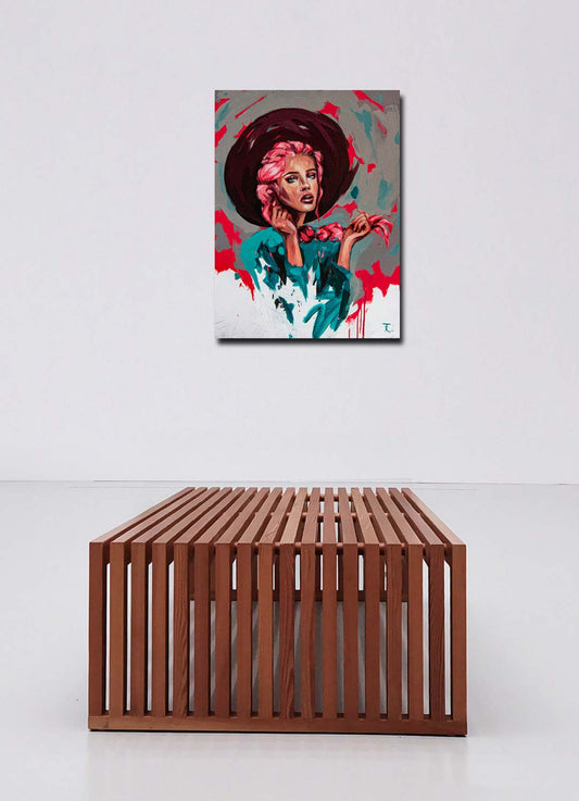 hochformat, Fineart Druck, portrait einer Frau mit hut und roten Haaren, an heller Wand hängend mit Sitzbank