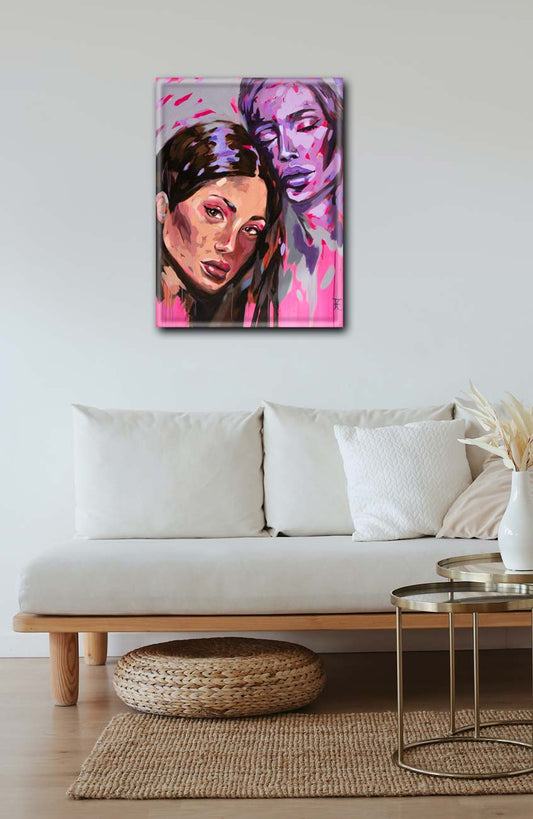 Portraits von 2 Frauen, modern gemalt, fineart Print, hochformat, an heller Wand hängend mit weißem Sofa