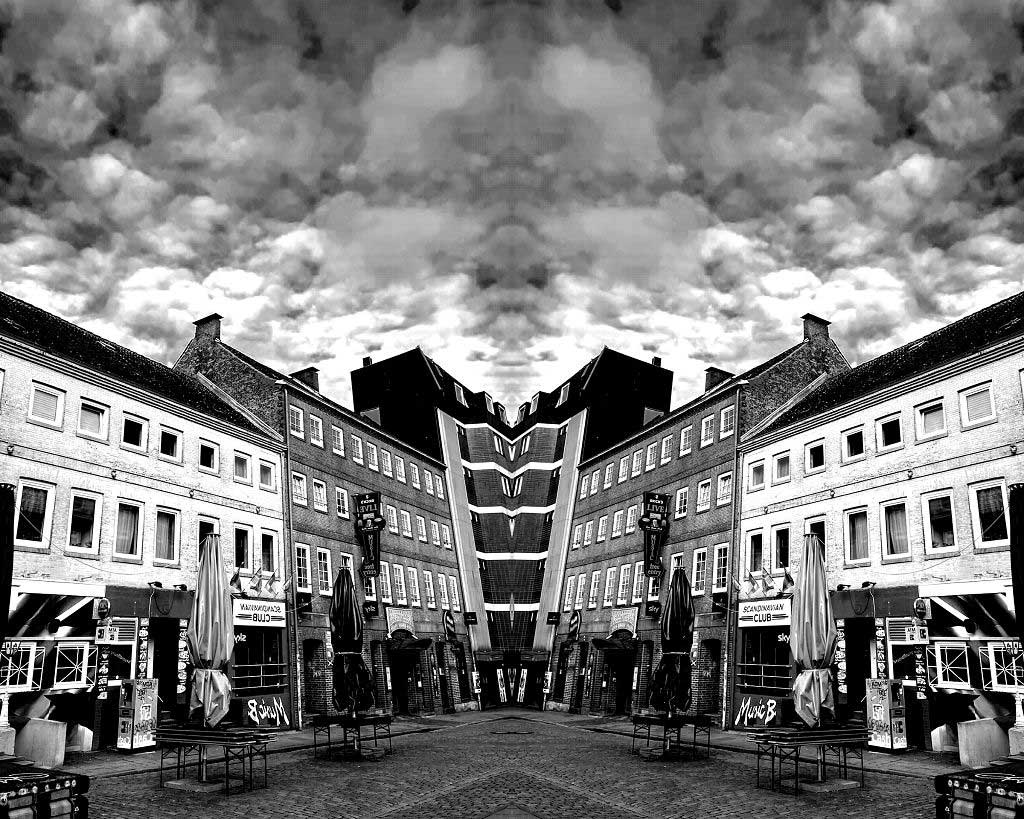 Gespiegelte Fotografie des Hans Albers Platzes in Hamburg, schwarz/Weiß