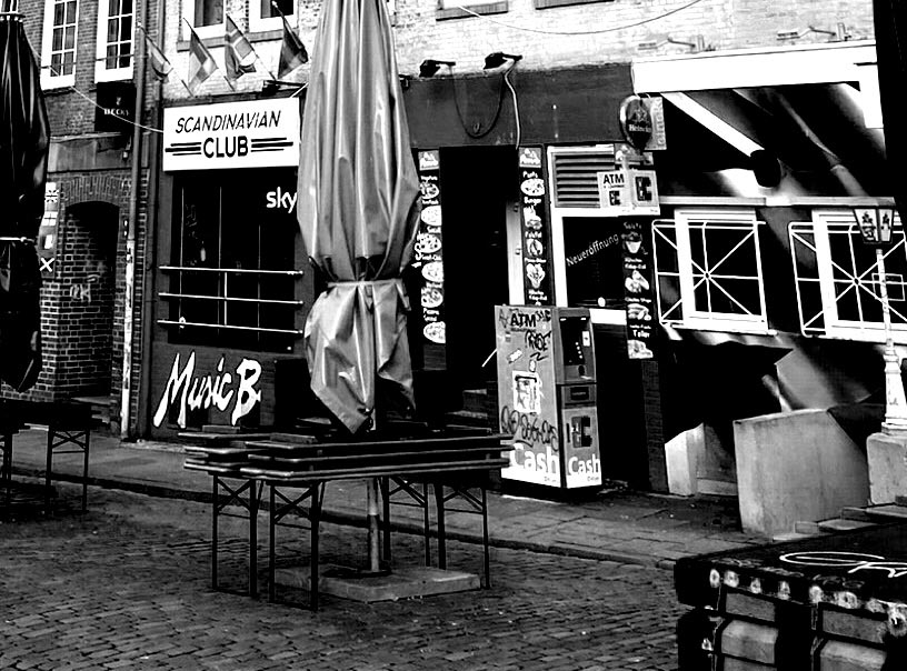 Gespiegelte Fotografie des Hans Albers Platzes in Hamburg, schwarz/Weiß, detail im foto