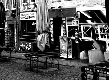 Gespiegelte Fotografie des Hans Albers Platzes in Hamburg, schwarz/Weiß, detail im foto