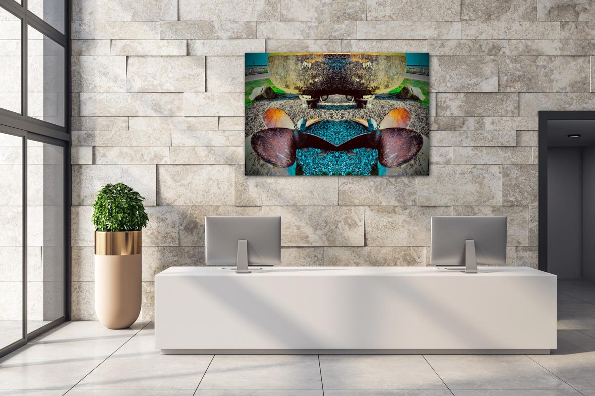 gespiegeltes foto einer schiffsschraube, abstrahiert, querformat, an wand hängend