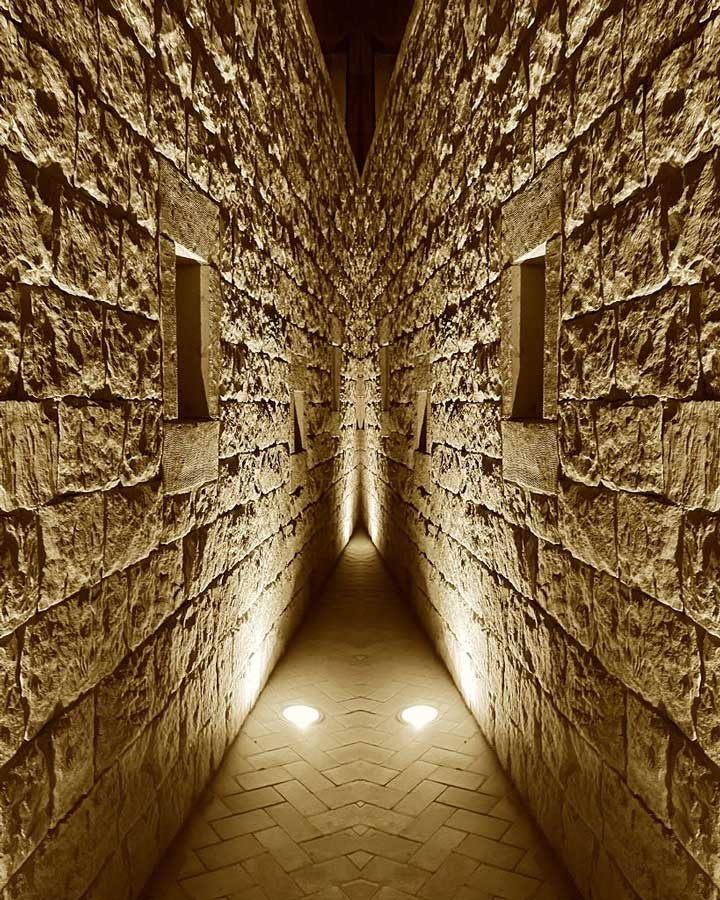 Schmaler Zugang - Architektur Fotografie - Kunstdruck auf Leinwand