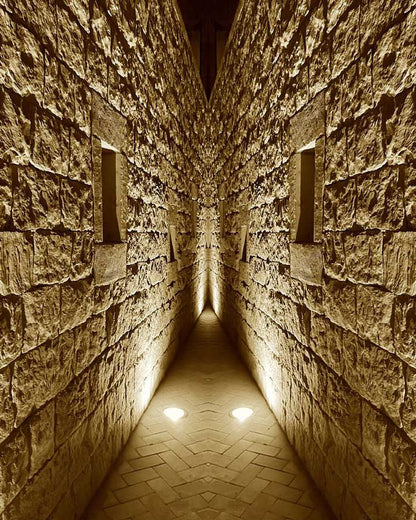 Schmaler Zugang - Architektur Fotografie - Kunstdruck auf Leinwand