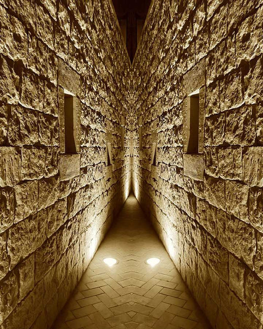 Schmaler Zugang - Architektur Fotografie - Kunstdruck auf Leinwand